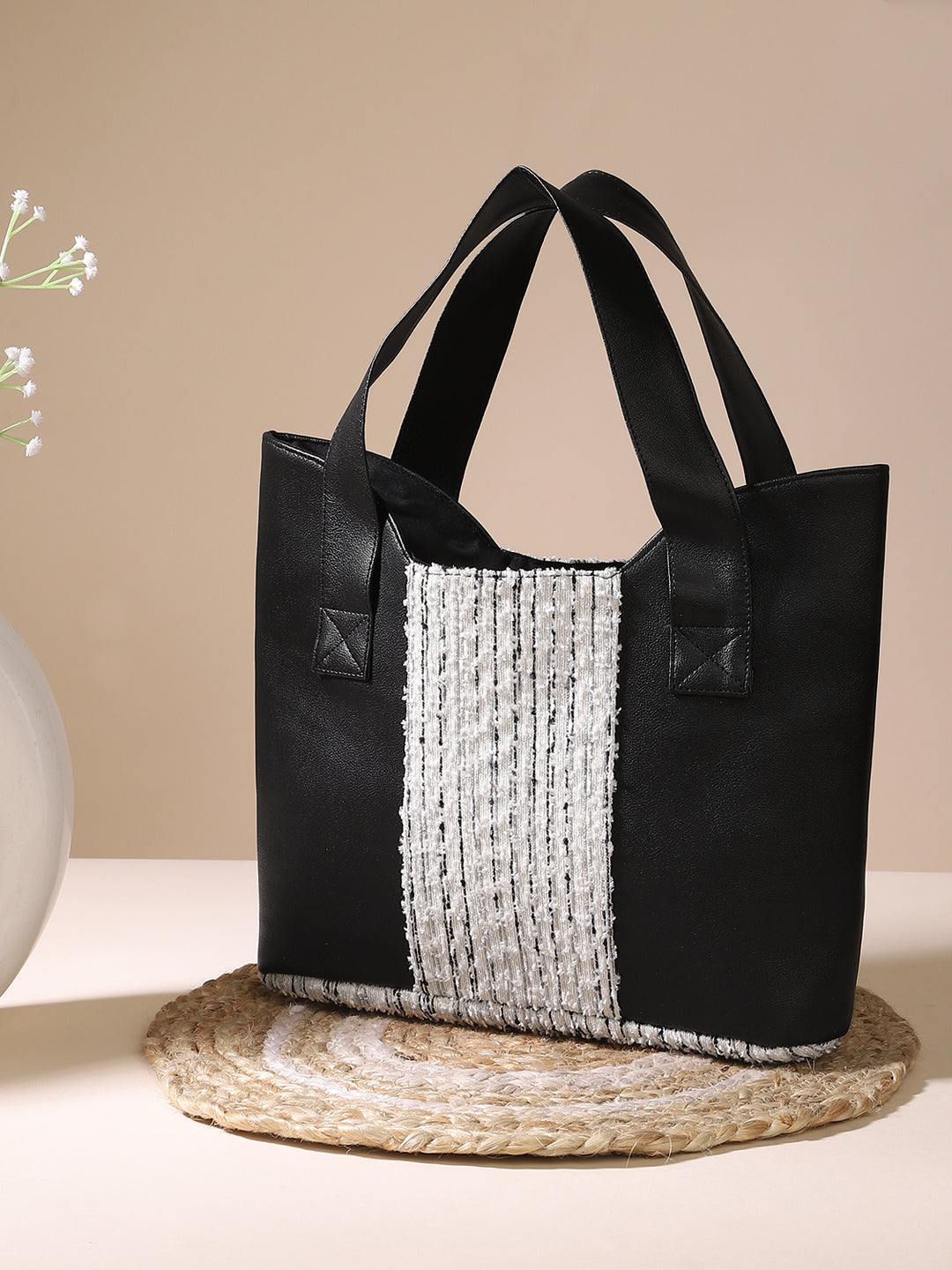 Black & White Handbag With Magnetic Closure